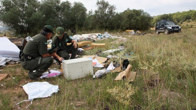 Els Agents Rurals aixecant una acta després de descobrir un abocament incontrolat a l'Alt Empordà (arxiu) © ACN