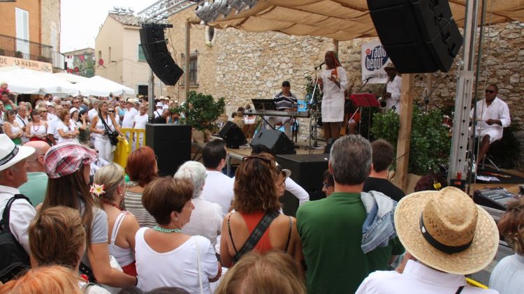 Un instant durant el concert de Lucrecia aquest dissabte a la 10a Fira d'Indians © ACN