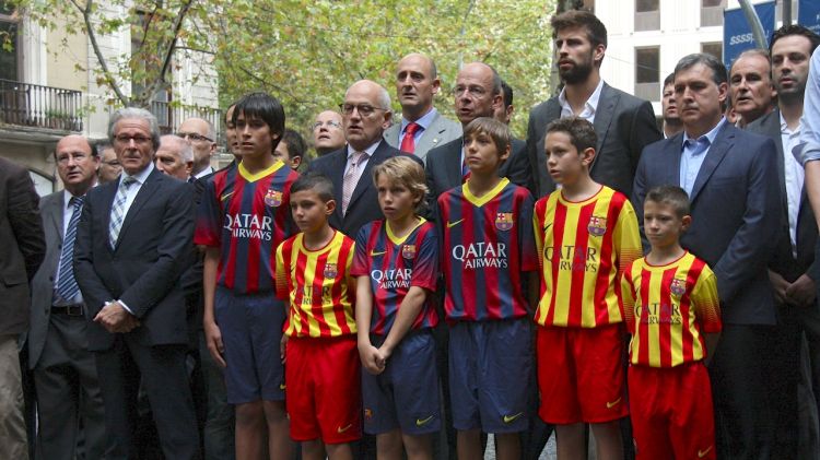 Moment de l'ofrena floral del FC Barcelona amb Gerard Piqué, Tata Martino i Carles Vilarubí © ACN