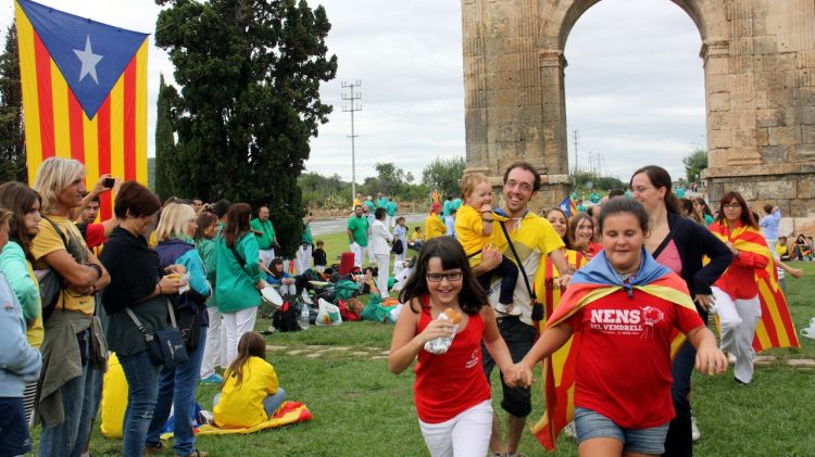 Participants ballant per passar l'estona fins al moment de la cadena © ACN