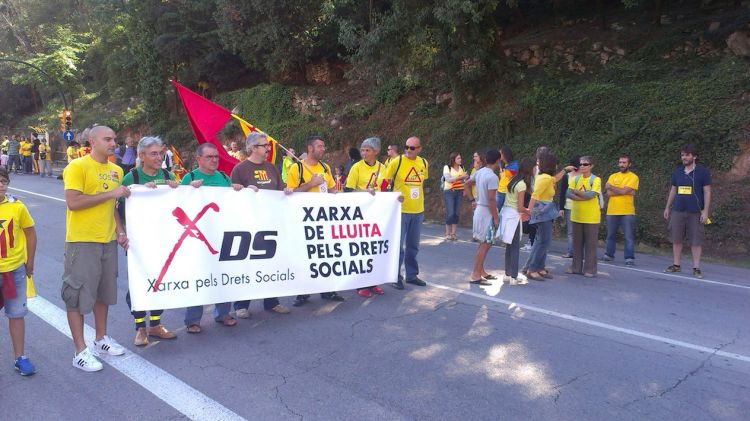 Un moment de la cadena humana que ha organitzat la Xarxa pels Drets Socials