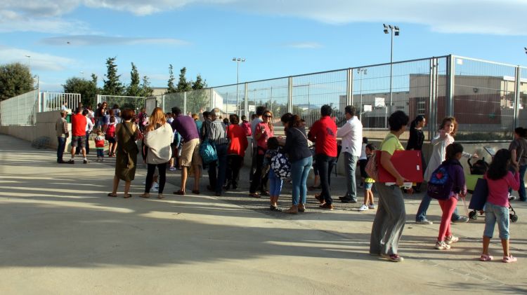 Les portes del CEIP Ramon Muntaner de Peralada, aquest matí © ACN