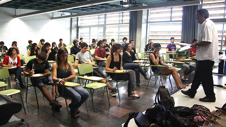 Alumnes de batxillerat esperant per iniciar la prova de castellà © M. Estarriola