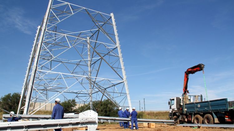 La torre 104, la primera que han començat a aixecar del tram entre Santa Llogaia d'Àlguema i Bescanó © ACN