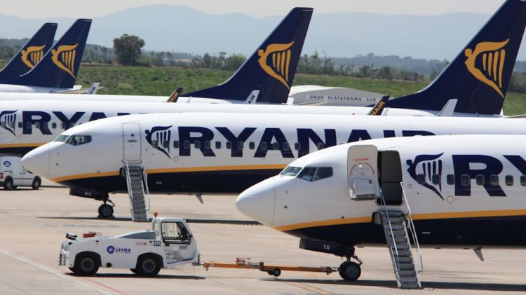 Avions de Ryanair a la pista de l'aeroport de Girona