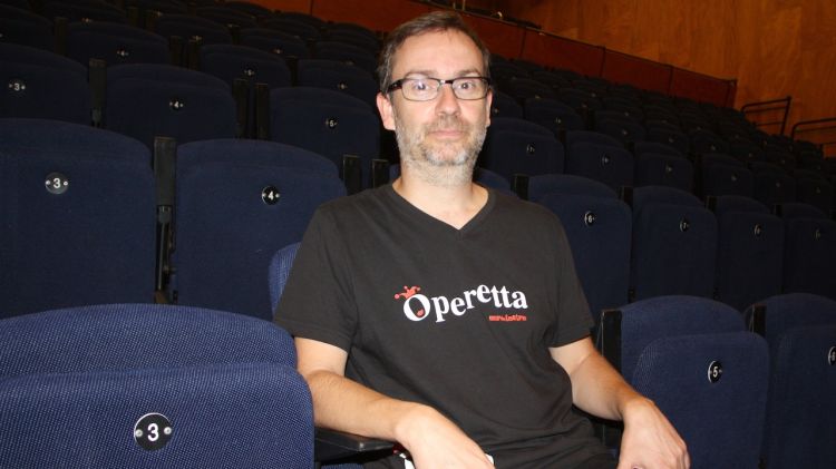 El director musical de Cor de Teatre, David Costa, a l'Auditori de Banyoles © ACN