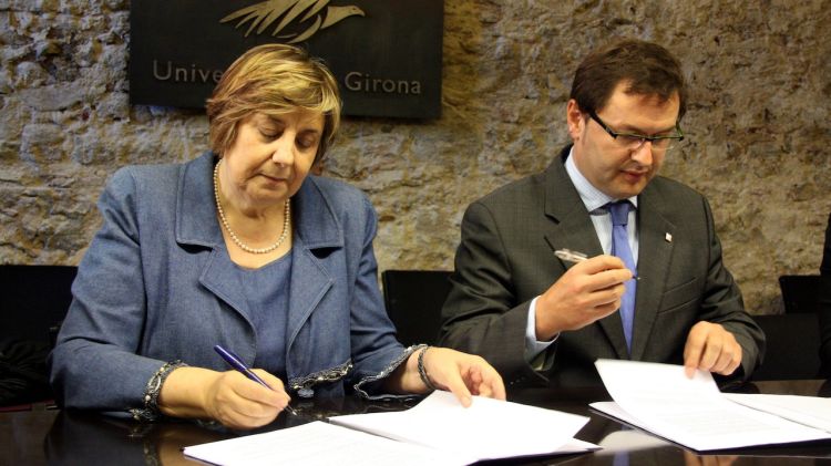 Anna Maria Geli i Toni Reig durant la signatura del conveni © ACN