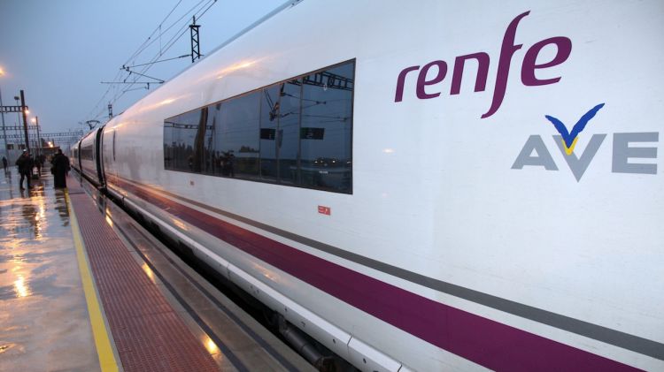 Un dels trens AVE estacionat a l'estació de Figueres-Vilafant © ACN