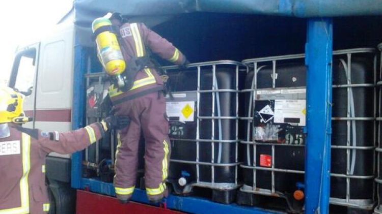 Un bomber examina el contingut del camió on es traslladava àcid fòrmic © ACN