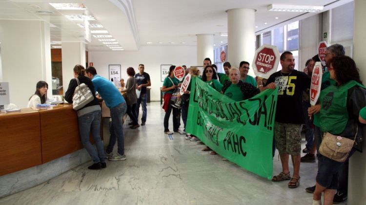 Membres de la PAH a la sucursal de Banc Sabadell al centre de Girona © ACN