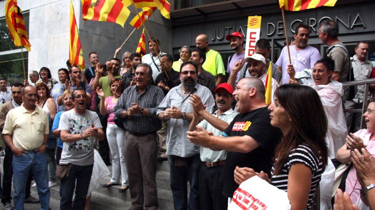 Una cinquantena de treballadors i representants sindicals han acompanyat els acusats durant la vista © ACN