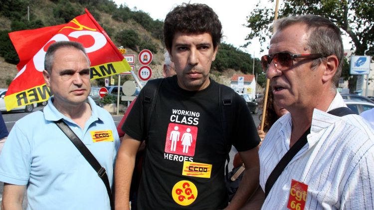 Representants dels sindicats i el jove detingut per no portar el passaport © ACN