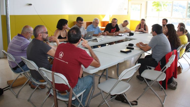 Un instant durant l'assemblea de la Plataforma Aturem el Fràcking de Catalunya a Riudaura aquest matí © ACN