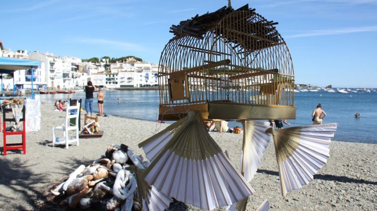 Un dels muntatges que s'han instal·lat a la platja de Cadaqués dins del festival dedicat al surrealisme © ACN