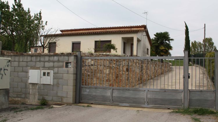 La casa del matrimoni assaltat a Cornellà del Terri © ACN