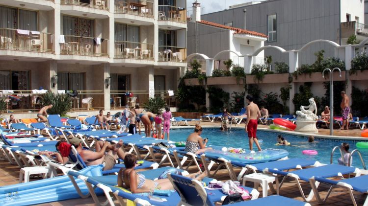 Un grup de turistes es relaxa en una piscina d'un hotel de Calella, l'estiu del 2012 © ACN