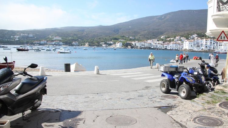 Aquest és un punt del tram nord de la riba de Cadaqués que s'haurà de tallar al trànsit per canviar el clavegueram © ACN