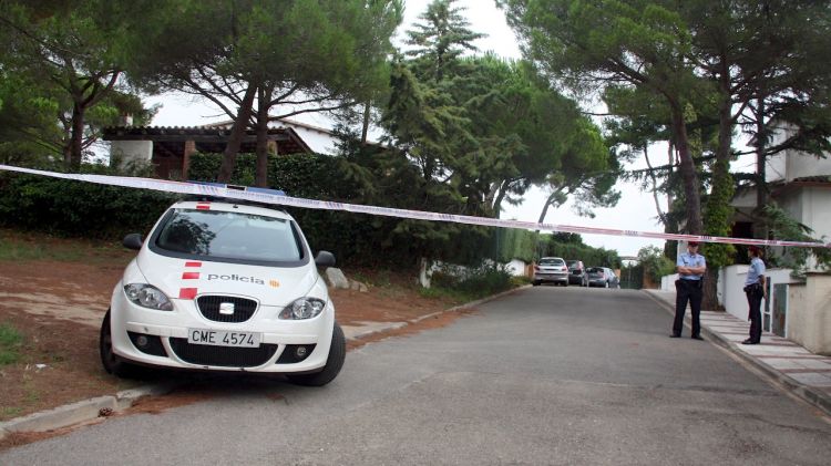 Els Mossos d'Esquadra han recollit pistes durant tot el matí a la casa, situada a la urbanització Vilar d'Aro © ACN