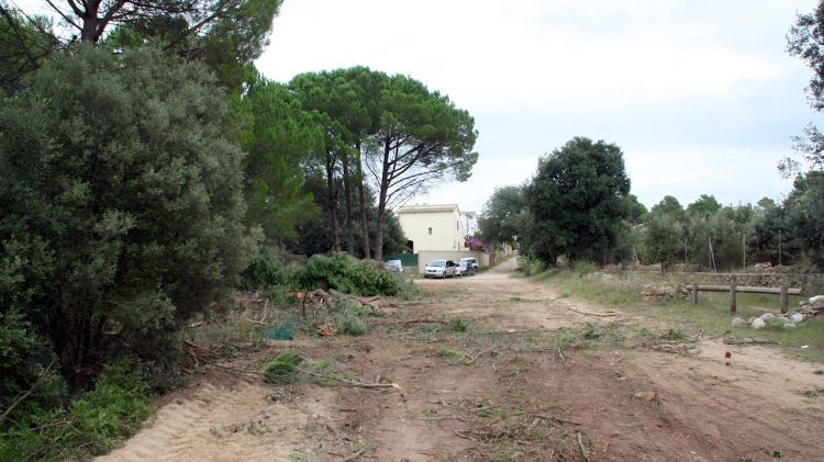 La franja de protecció arriba a tocar les cases d'una urbanització © ACN