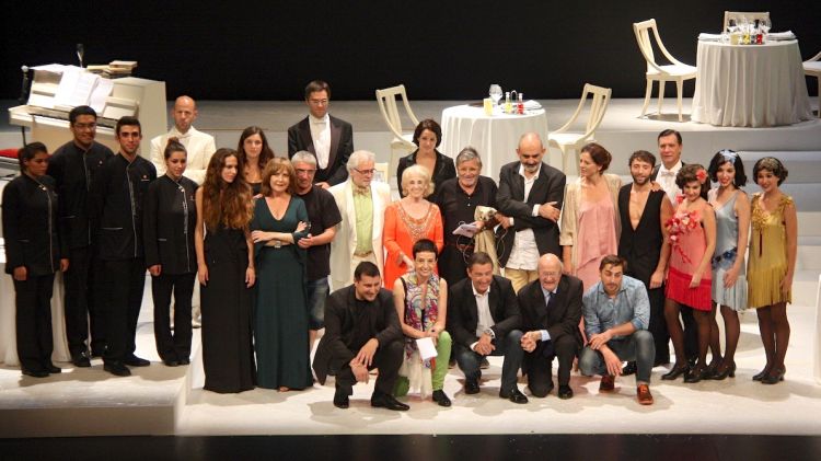 Tots els actors i cuiners que han participat en el muntatge inaugural 'Degustació © ACN