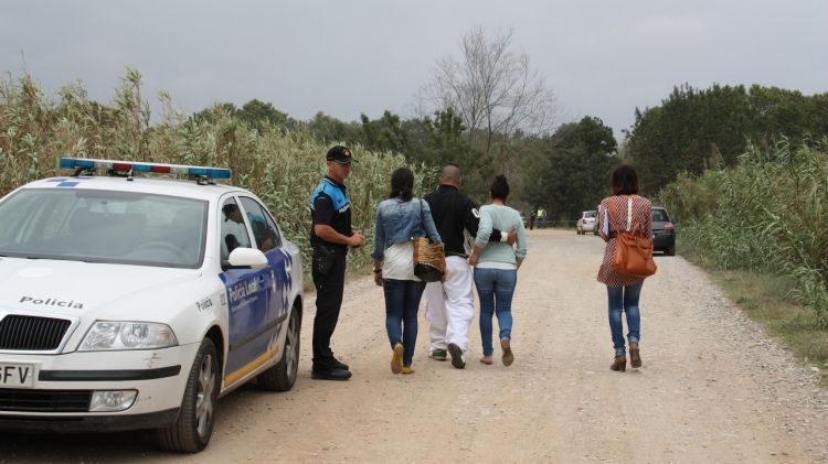 Els familiars d'un desparegut s'han apropat al lloc on han trobat el cadàver © ACN