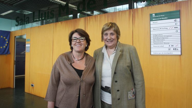 La vídua de Lluís M. de Puig, Maria Loreto Bosch (esquerra) amb Anna M. Geli davant el nou espai © M. Estarriola