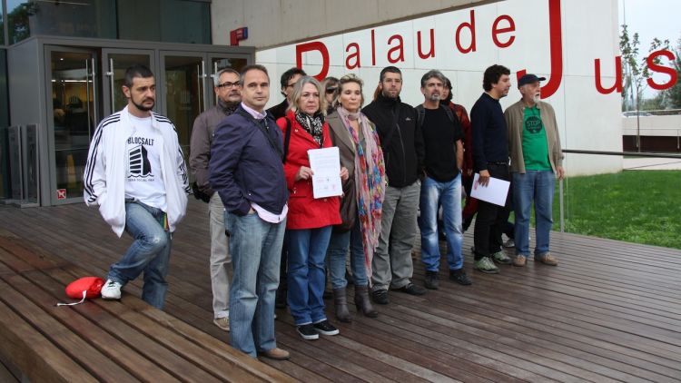 Unes vint persones, vinculades als cinc sindicats, s'han desplaçat al Palau de Justícia © ACN