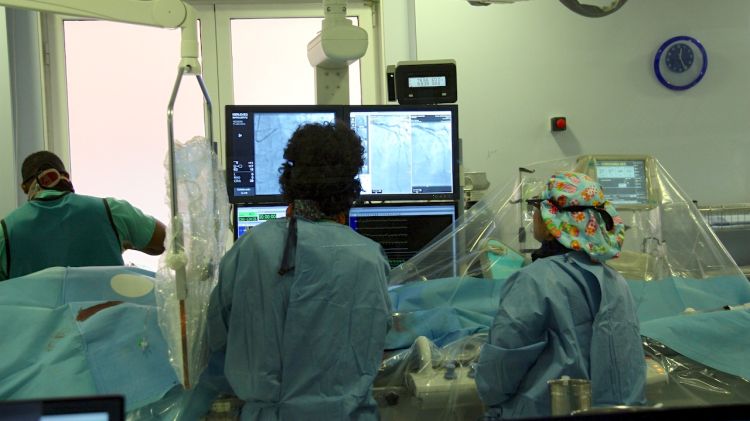 Professionals fent-li una angioplàstia a un pacient al Trueta © ACN
