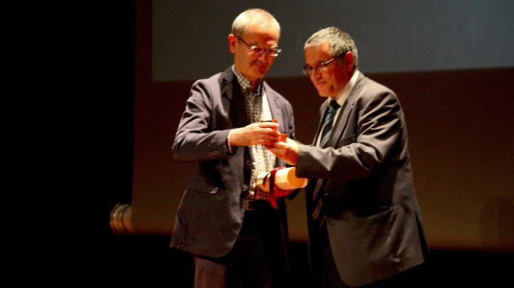 El guanyador del millor vi de Catalunya, Antoni Roig, rebent el premi © ACN