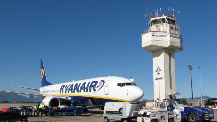 Avió de Ryanair davant la torre de control de l'Aeroport de Girona