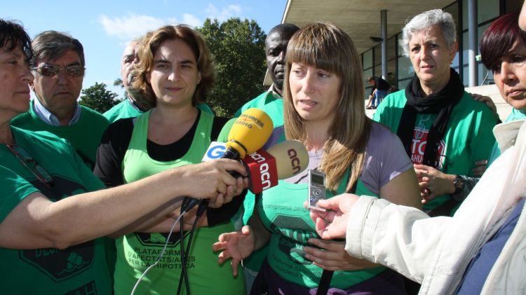 Ada Colau (esquerra) i la portaveu de la PAH de Girona, Marta Afuera © ACN