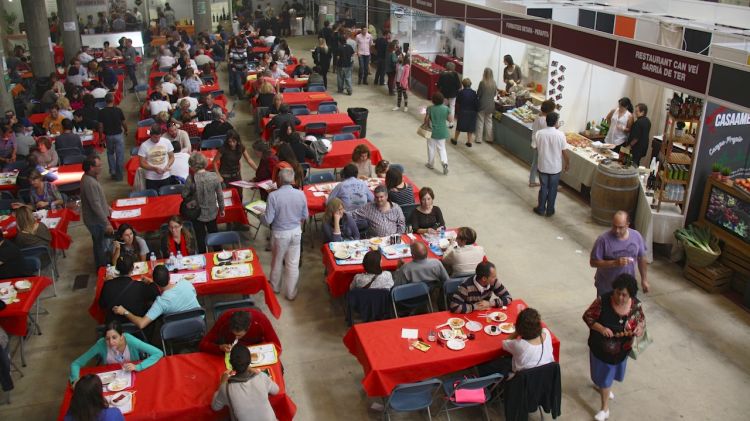 Centenars de visitants gaudint de la Firatast de Girona aquest diumenge al migdia © ACN