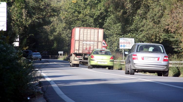 La carretera és sinuosa i pràcticament sense voral © ACN