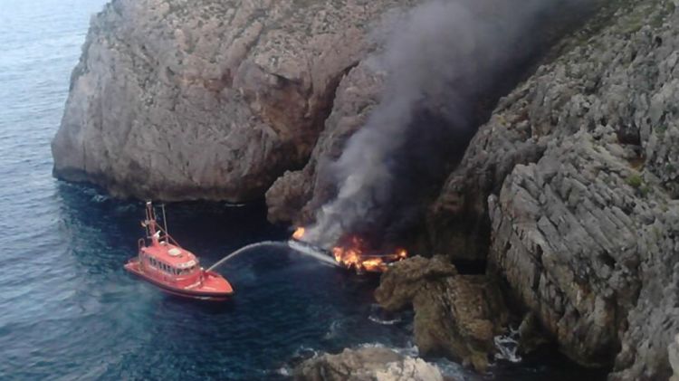 El iot incendiat a la costa del Montgrí © ACN