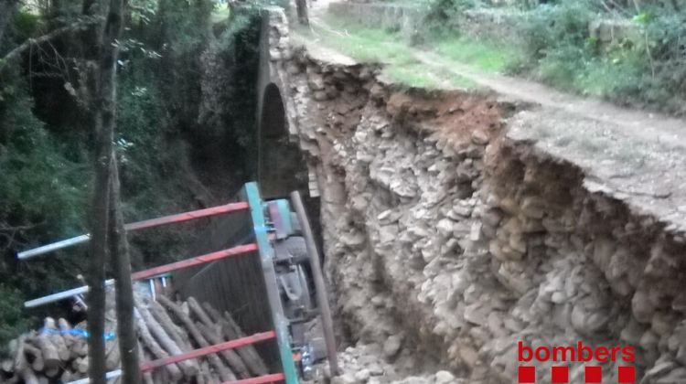El pont ha cedit pel pes del camió © ACN