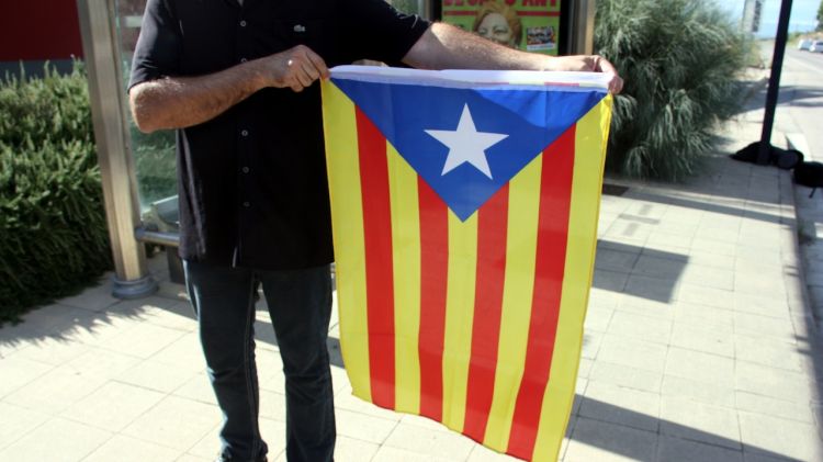 Blázquez amb l'estelada a les mans després de patentar-la