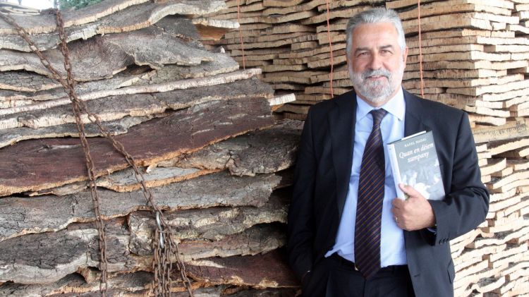 L'escriptor i periodista Rafel Nadal aquest matí a la fàbrica Francisco Oller de Cassà de la Selva © ACN