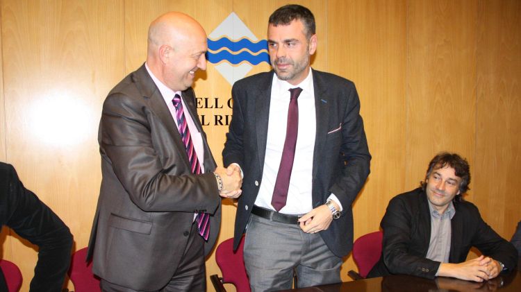 (D'esquerra a dreta) Miquel Rovira encaixa la mà amb Santi Vila durant la visita d'aquest divendres a Ripoll © ACN