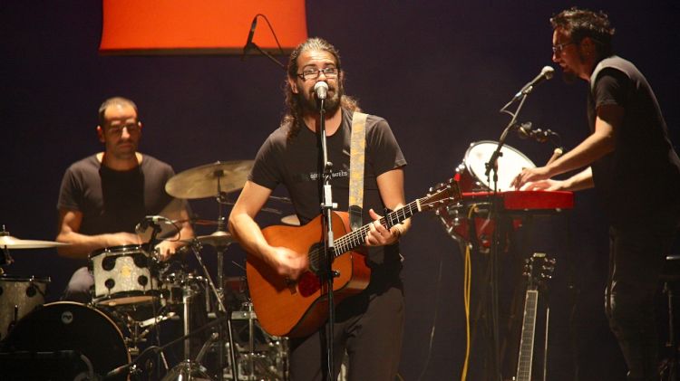 Un instant durant el concert que han ofert els Gossos al Teatre Municipal de Girona © ACN