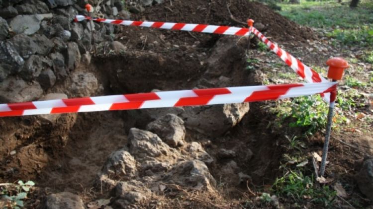 De moment les arqueòlogues han localitzat restes de ceràmica, terrissa i altres estris. © ACN