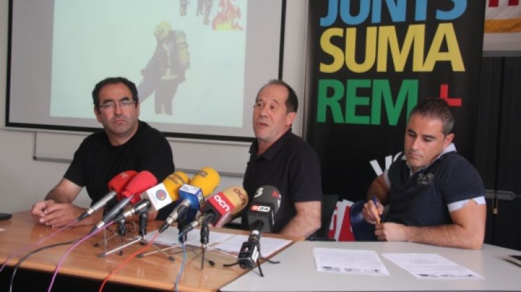 D'esquerra a dreta, Joan Carles Cerdan, de la Catac, Pep Bou, bomber de Figueres, i Sergi Carretero, de la UGT © ACN