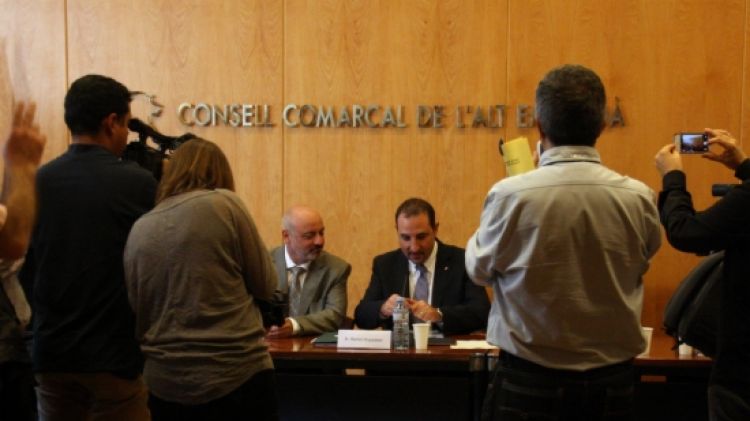 El conseller d'Interior i el president del Consell Comarcal d'Alt Empordà, Xavier Sanllehí, amb els alcaldes de l'Alt Empordà © ACN