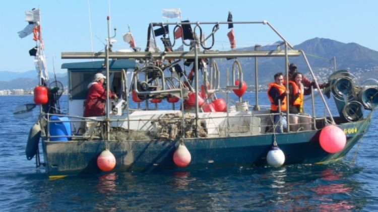 Un dels vaixells durant una sortida dins de la iniciativa Pesca Turisme aquest passat estiu en una imatge d'arxiu. © ACN