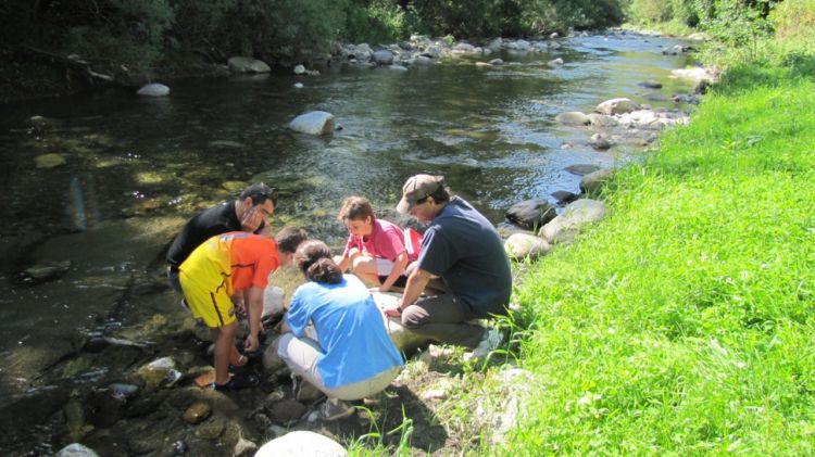 Diversos participants que agafen mostres i analitzen l'aigua © ACN