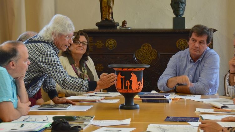 Lluís Roura mostrant la figura als membres del consistori