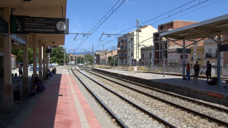 Estació de tren convencional a Figueres amb el pas a nivell al fons © AG