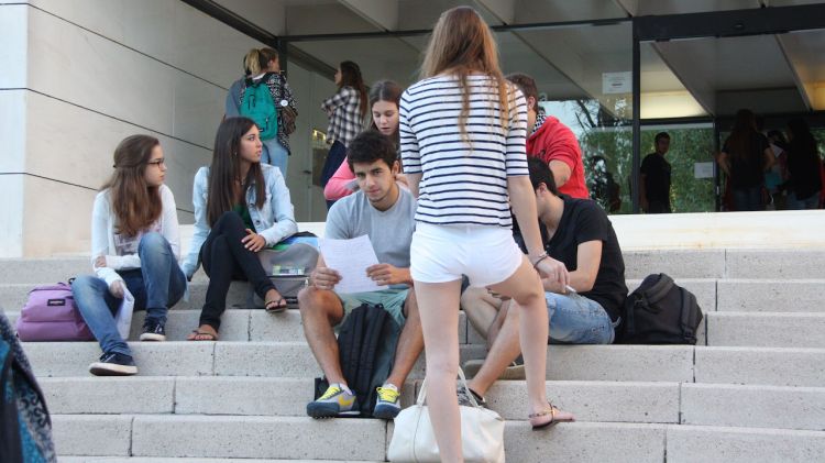 Estudiants a les portes de la facultat de Dret del Campus de Montilivi © ACN