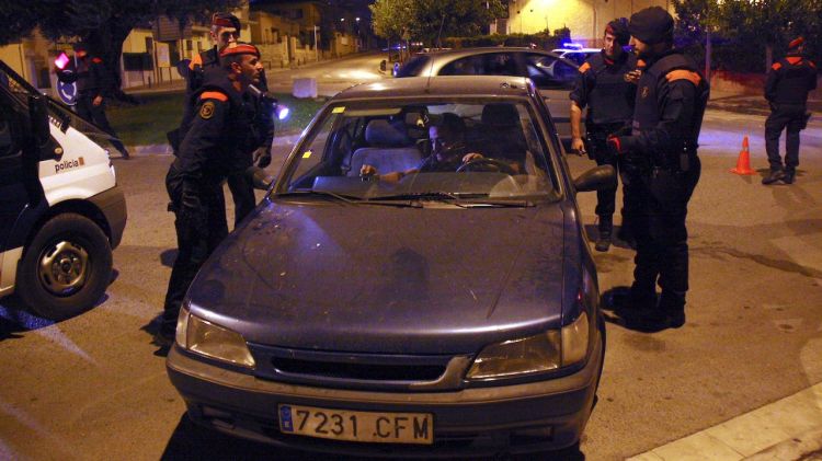 Un dels controls que han fet els Mossos d'Esquadra al carrer Avinyonet de Figueres © ACN