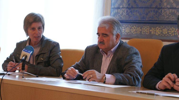 Moment de la rubrica del conveni per la creació del consell d'Itinerànnia