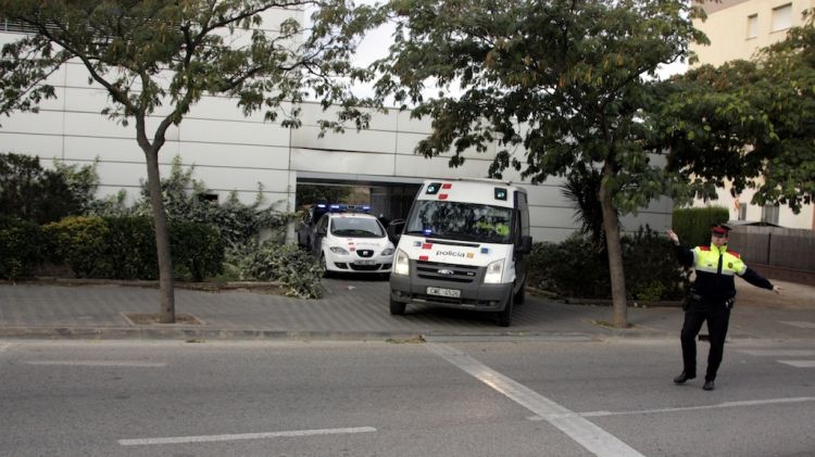 Imatge del trasllat de l'acusat als jutjats de Figueres aquest dilluns al matí © ACN